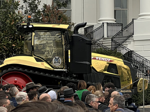 Από το «OnlyFarms» μέχρι το χρυσό τρακτέρ: Ο Ντόναλντ Τραμπ υπόσχεται να στηρίξει τους αγρότες