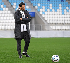 Σοκ σε αγώνα U21: Κατέρρευσε στον πάγκο ο προπονητής της Τουρκίας, διακόπηκε ο αγώνας (vid)