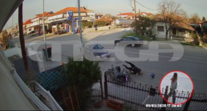 Τρομακτικό βίντεο: Από θαύμα γλίτωσε γυναίκα που περπατούσε στο δρόμο  – Την χτύπησε μηχανή την οποία είχε τρακάρει ΙΧ