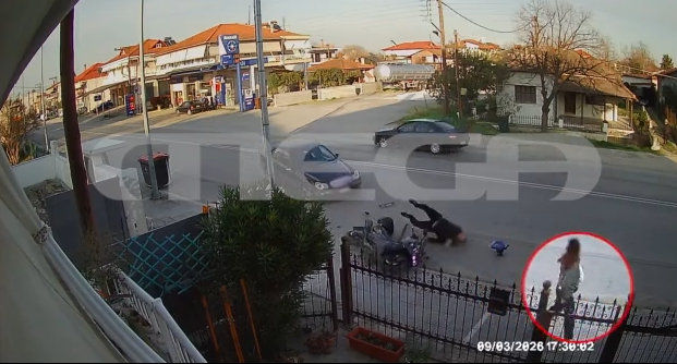 Τρομακτικό βίντεο: Από θαύμα γλίτωσε γυναίκα που περπατούσε στο δρόμο  – Την χτύπησε μηχανή την οποία είχε τρακάρει ΙΧ