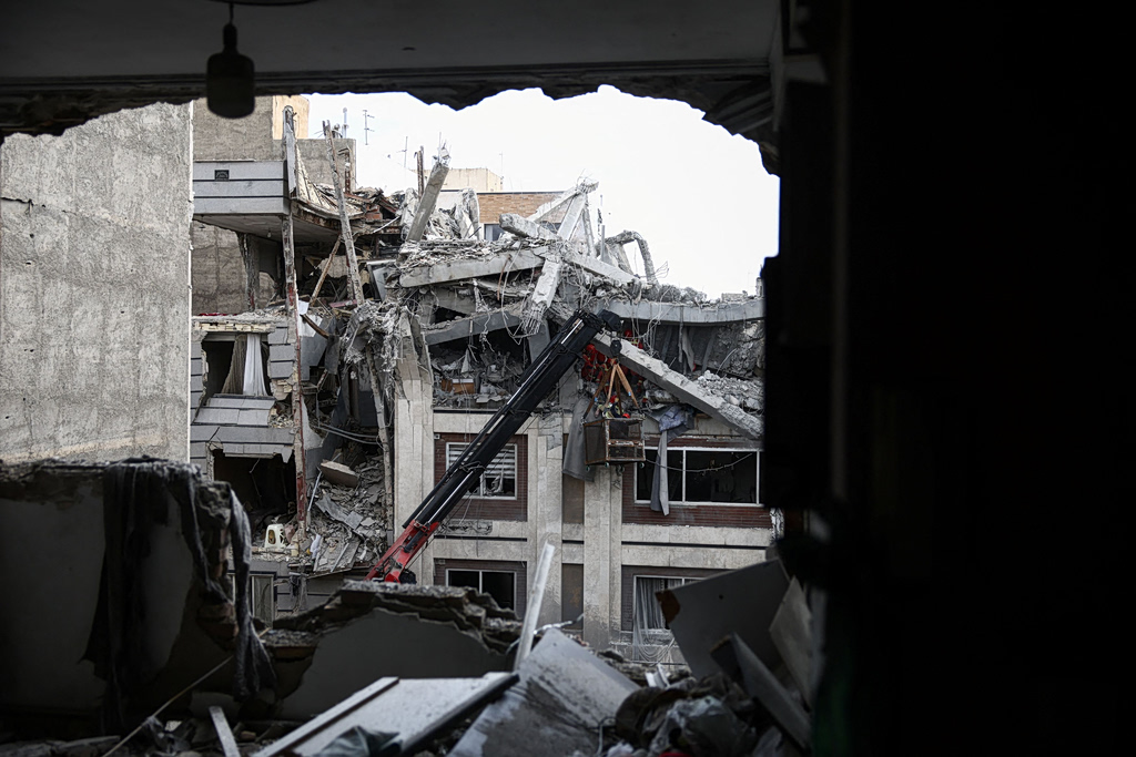 Πόλεμος νεύρων ΗΠΑ – Ιράν: Σενάρια εισβολής, απειλές και διπλωματικό πόκερ υψηλού ρίσκου