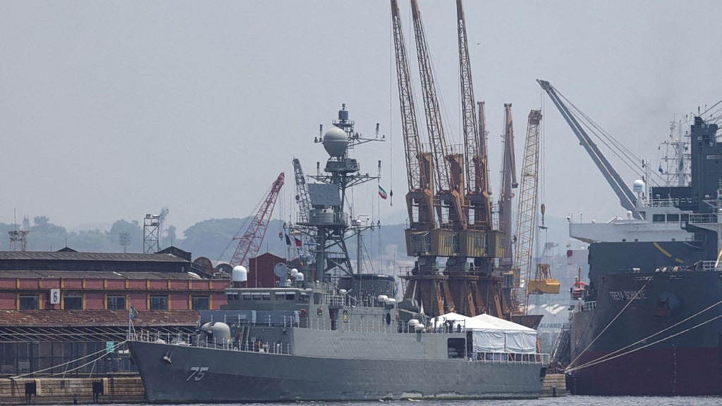 Η τελευταία παρέλαση των Ιρανών ναυτών πριν τη βύθιση της φρεγάτας Iris Dena από τις ΗΠΑ