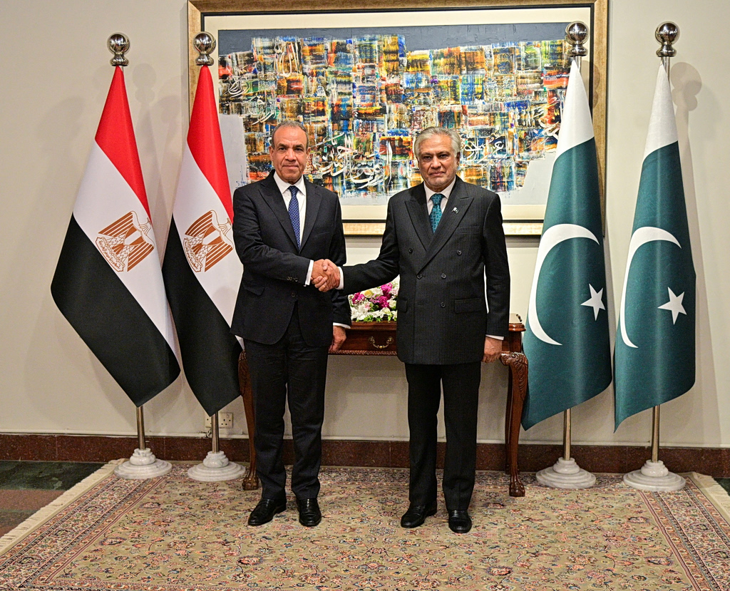 Ο ΥΠΕΞ του Πακιστάν γλίστρησε και έπεσε  κατά την υποδοχή του Αιγύπτιου ομολόγου στο Ισλαμαμπάντ