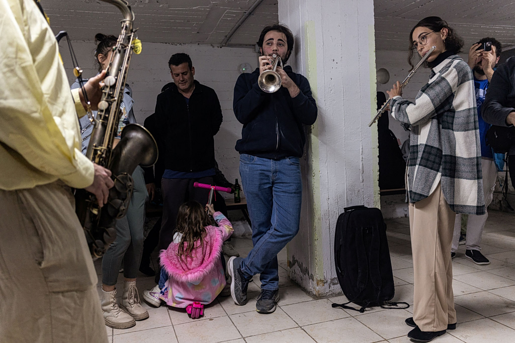 Στα καταφύγια του Ισραήλ η ζωή δεν σταματά
