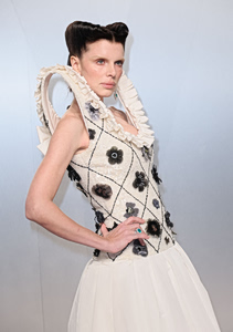 Όσκαρ 2026:  Άλλοι λαμπεροί και άλλοι… εκκεντρικοί, διασκέδασαν όλοι στο πάρτι του Vanity Fair