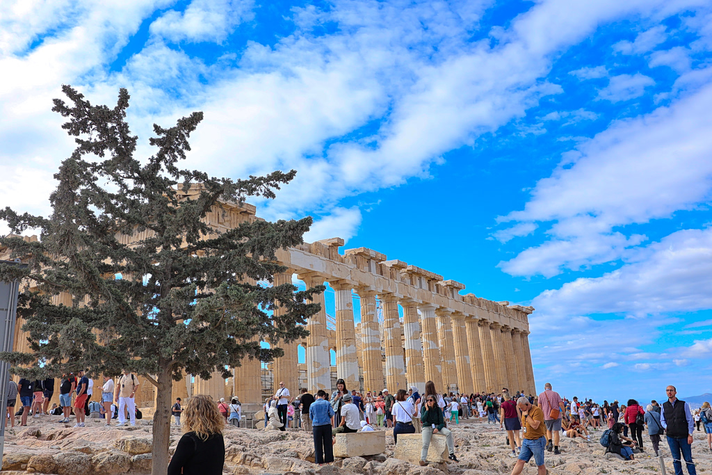 Καιρός: Με ηλιοφάνεια και λίγες τοπικές βροχές – Ήπια πτώση της θερμοκρασίας από το Σαββατοκύριακο