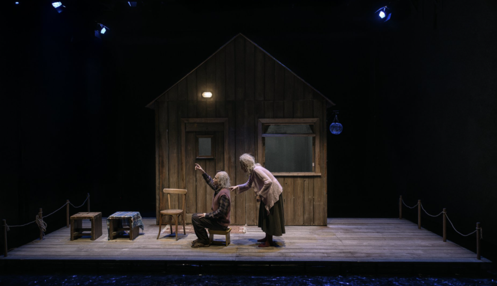 «Οι καρέκλες» του Ευγένιου Ιονέσκο: Συγκίνηση στο νερό