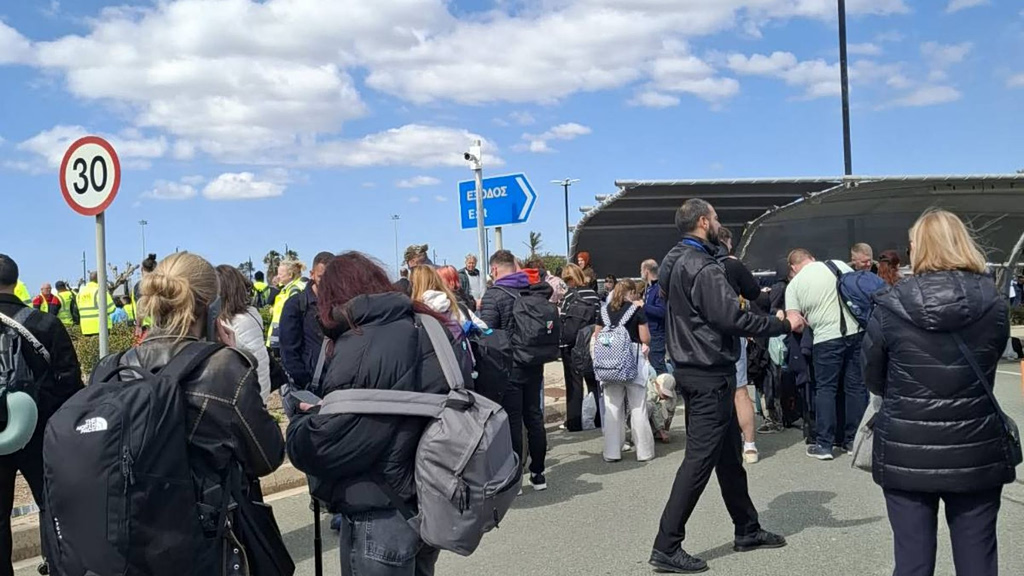 Συναγερμός στο αεροδρόμιο Πάφου: Εκκενώνεται από επιβάτες και προσωπικό μετά από πληροφορίες για ύποπτο ιπτάμενο αντικείμενο