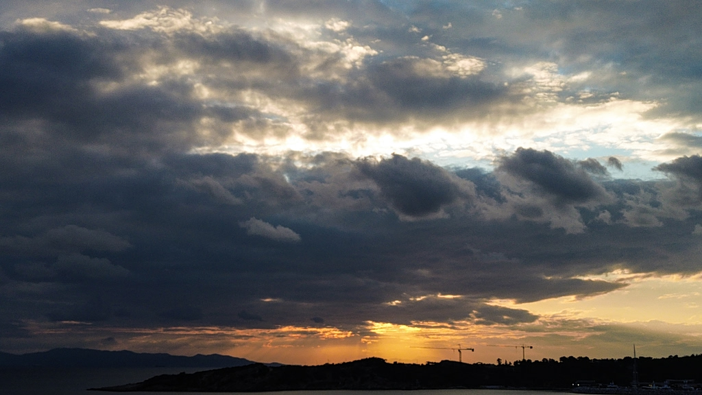 Καιρός: Νεφώσεις με τοπικές βροχές στην Αττική – Βελτίωση από το απόγευμα