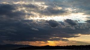 Καιρός: Νεφώσεις με τοπικές βροχές στην Αττική – Βελτίωση από το απόγευμα