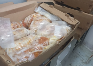 Περιφέρεια Αττικής: Κατάσχεση 3,5 τόνων ακατάλληλων τροφίμων – «Mηδενική ανοχή» σε κυκλώματα λέει ο Χαρδαλιάς