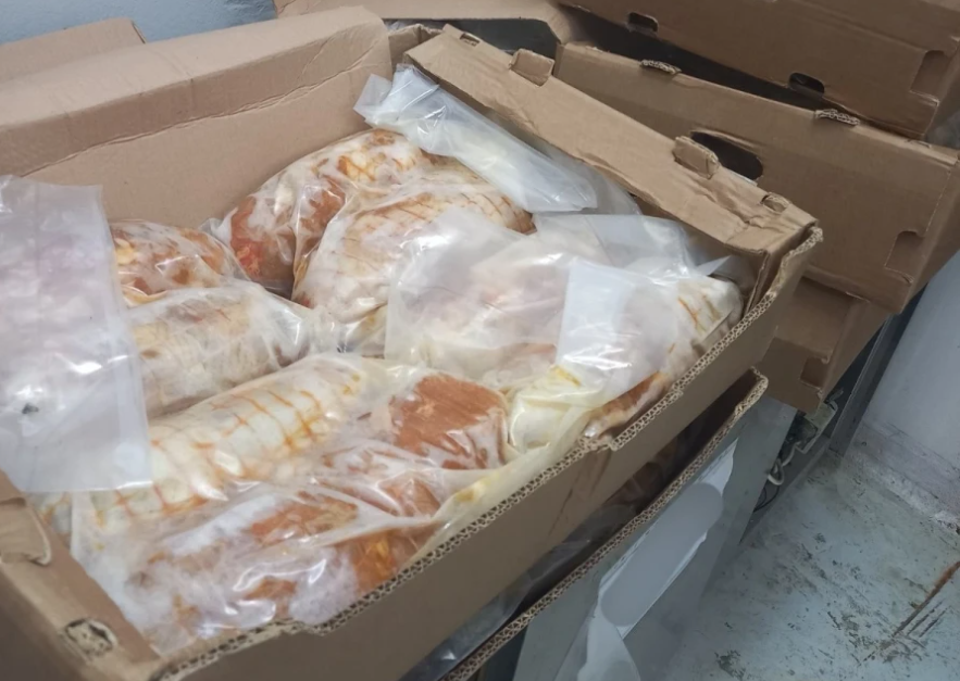 Περιφέρεια Αττικής: Κατάσχεση 3,5 τόνων ακατάλληλων τροφίμων – «Mηδενική ανοχή» σε κυκλώματα λέει ο Χαρδαλιάς