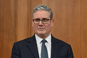 «Σοκαρισμένος» ο Στάρμερ – Καταδικάζει το ένοπλο επεισόδιο στη δεξίωση με παρόντα τον Τραμπ