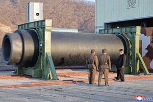 Ο Κιμ Γιονγκ Ουν επέβλεψε δοκιμή κινητήρα πυραύλου που μπορεί να φτάσει μέχρι τις ΗΠΑ