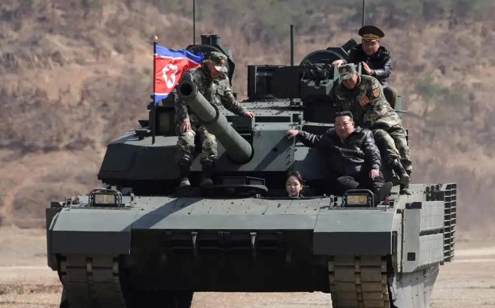 Βόλτα πήγε ο Κιμ Γιονγκ Ουν και η κόρη του με το νέο τους… άρμα μάχης (video)