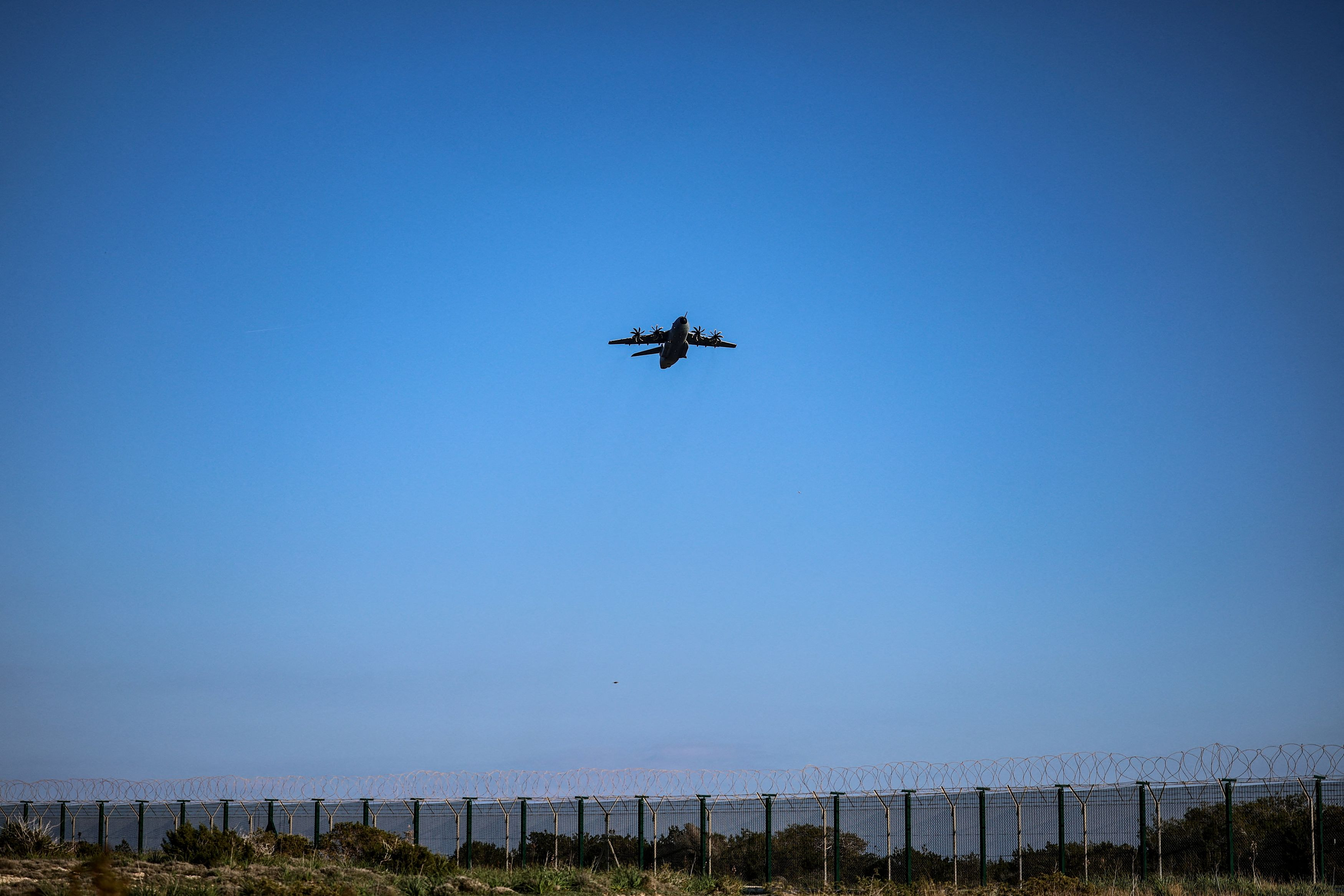 &Alpha;&nu;&eta;&sigma;&upsilon;&chi;ί&alpha; &sigma;&tau;&eta;&nu; &Kappa;ύ&pi;&rho;&omicron;: &Tau;&eta;&nu; ώ&rho;&alpha; &pi;&omicron;&upsilon; &tau;&omicron; &Iota;&rho;ά&nu; &alpha;&pi;&epsilon;&iota;&lambda;&epsilon;ί, &tau;&alpha; &kappa;&alpha;&tau;&alpha;&phi;ύ&gamma;&iota;&alpha; &delta;&epsilon;&nu; &epsilon;&pi;&alpha;&rho;&kappa;&omicron;ύ&nu; &omicron;ύ&tau;&epsilon; &gamma;&iota;&alpha; &tau;&omicron;&nu; &mu;&iota;&sigma;ό &pi;&lambda;&eta;&theta;&upsilon;&sigma;&mu;ό