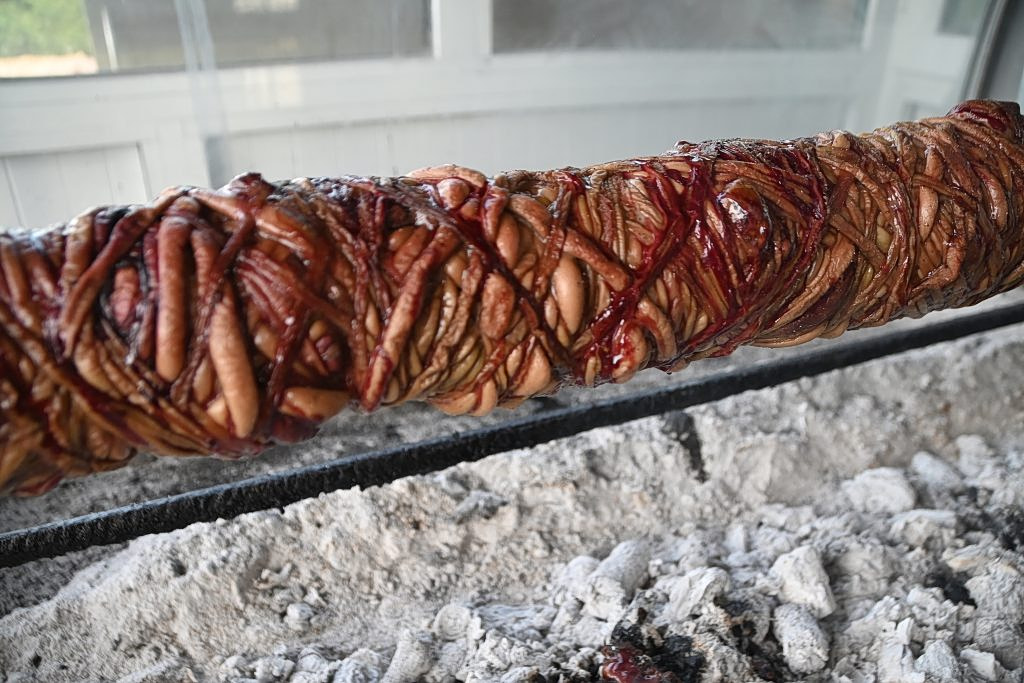 Πάσχα με κοκορέτσι ή… ακρίδες; Η αλλοπρόσαλλη διατροφική πολιτική της Ε.Ε.