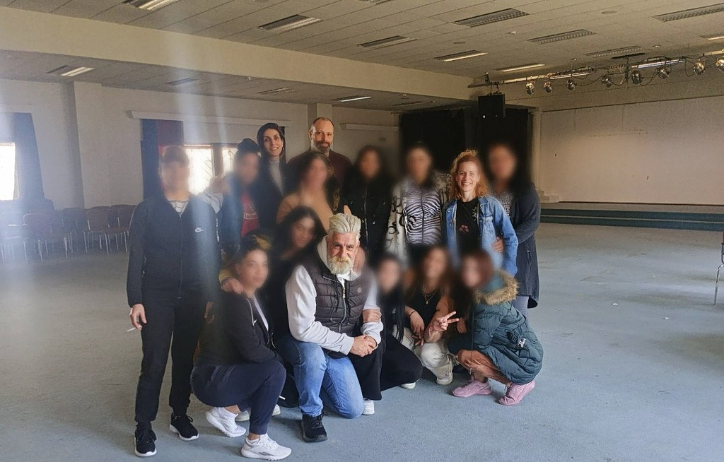 Ο Γιώργος Λάνθιμος βρέθηκε στα Σχολεία Γυναικείων Φυλακών Ελεώνα – Όχι στο στίγμα, ναι στην έκφραση