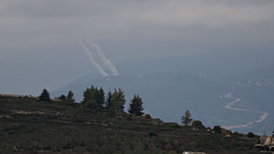 Βίντεο ντοκουμέντο: Δημοσιογράφοι της ΕΡΤ στα σύνορα Ισραήλ – Λιβάνου – Εκρήξεις σκάνε δίπλα τους