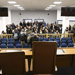 Δίκη για τα Τέμπη: Όλα όσα έγιναν την πρώτη μέρα – Σκηνές χάους, ένταση και όσα δεν προβλέφθηκαν