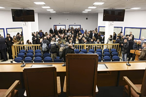 Δίκη για τα Τέμπη: Όλα όσα έγιναν την πρώτη μέρα – Σκηνές χάους, ένταση και όσα δεν προβλέφθηκαν