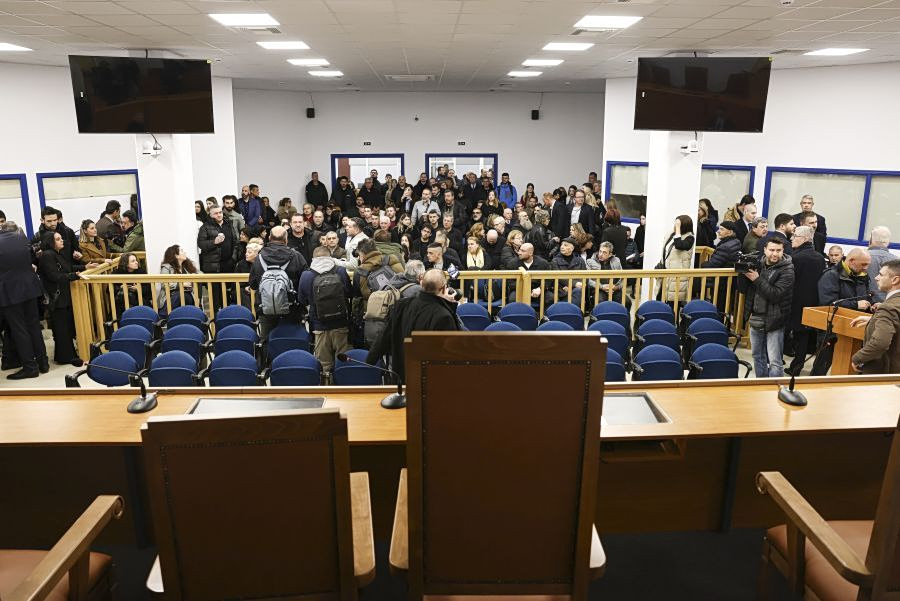 Δίκη για τα Τέμπη: Όλα όσα έγιναν την πρώτη μέρα – Σκηνές χάους, ένταση και όσα δεν προβλέφθηκαν