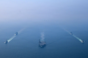 CENTCOM: «Oι πύραυλοι που εξαπολύθηκαν δεν πλησίασαν καν το αεροπλανοφόρο Λίνκολν»