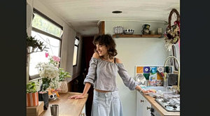 Πώς είναι να ζεις σε ένα πλωτό σπίτι στα ποτάμια του Λονδίνου; Μια Ελληνίδα εξηγεί γιατί κάθε μέρα, είναι ρομαντική