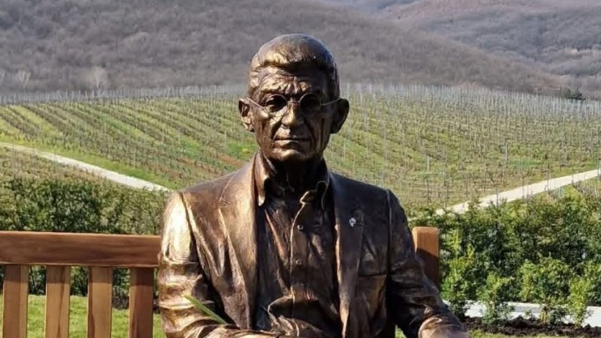 &Omicron; &kappa;&upsilon;&rho;-&Gamma;&iota;ά&nu;&nu;&eta;&sigmaf; &beta;&rho;έ&theta;&eta;&kappa;&epsilon; &xi;&alpha;&nu;ά &sigma;&tau;&alpha; &alpha;&mu;&pi;έ&lambda;&iota;&alpha; &tau;&omicron;&upsilon; &ndash; &Omicron;&rho;&epsilon;ί&chi;&alpha;&lambda;&kappa;&iota;&nu;&omicron; ά&gamma;&alpha;&lambda;&mu;&alpha; &sigma;&tau;&omicron; &kappa;&tau;ή&mu;&alpha; &Nu;ά&omicron;&upsilon;&sigma;&alpha;&sigmaf;