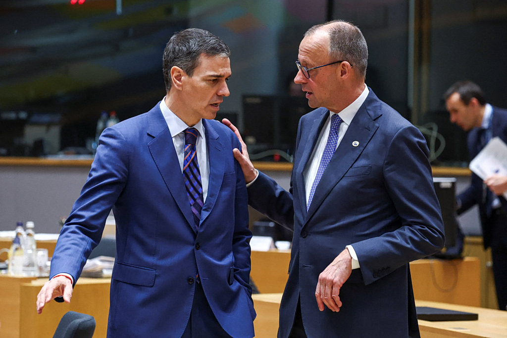 Politico: Πώς οι δύο πόλεμοι του Ιράν και της Ουκρανίας μπορεί να φέρουν ρήγμα στις σχέσεις ΗΠΑ-ΕΕ