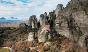 Μετέωρα: Το εντυπωσιακό μνημείο φύσης και πίστης της Θεσσαλίας (video)
