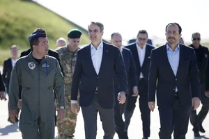 Ο Κυριάκος Μητσοτάκης συνάντησε τους πιλότους των ελληνικών F-16 που έχουν σταθμεύσει στην Κύπρο