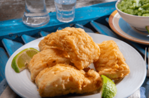 Ο Βασίλης Καλλίδης φτιάχνει τραγανό μπακαλιάρο τηγανητό με σπιτική σκορδαλιά