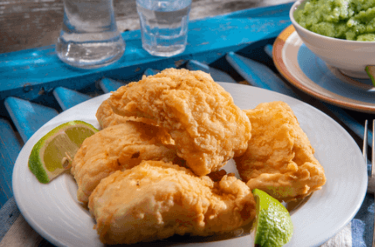 Ο Βασίλης Καλλίδης φτιάχνει τραγανό μπακαλιάρο τηγανητό με σπιτική σκορδαλιά