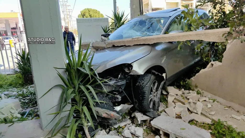 Ναύπλιο: Όχημα καρφώθηκε σε εξωτερικό χώρο πολυκατοικίας – Δεν υπήρξαν τραυματισμοί