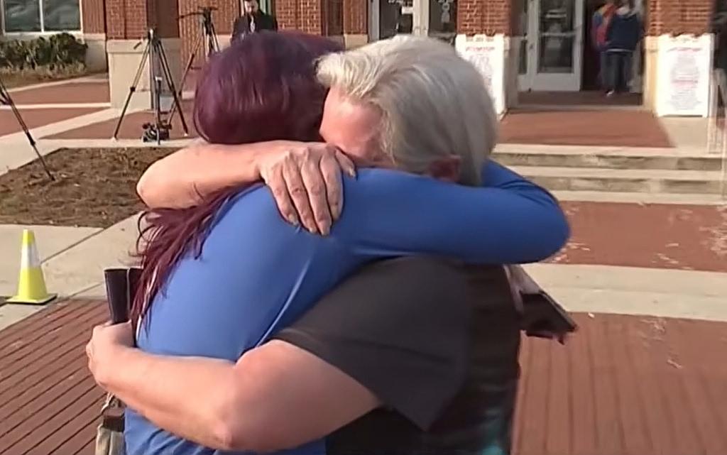 Μετά από 24 χρόνια ξανά μαζί: Η συγκινητική επανένωση μητέρας – κόρης και η μυστηριώδης εξαφάνιση (vid)