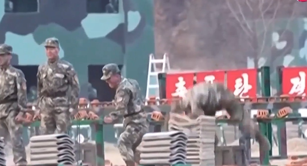 Βίντεο: Βορειοκορεάτες στρατιώτες σπάνε τσιμέντα με το κεφάλι – Ακραία επίδειξη μπροστά στον Κιμ Γιονγκ Ουν