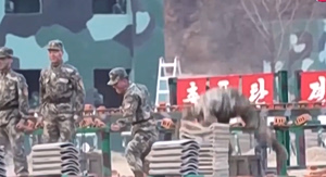 Βίντεο: Βορειοκορεάτες στρατιώτες σπάνε τσιμέντα με το κεφάλι – Ακραία επίδειξη μπροστά στον Κιμ Γιονγκ Ουν