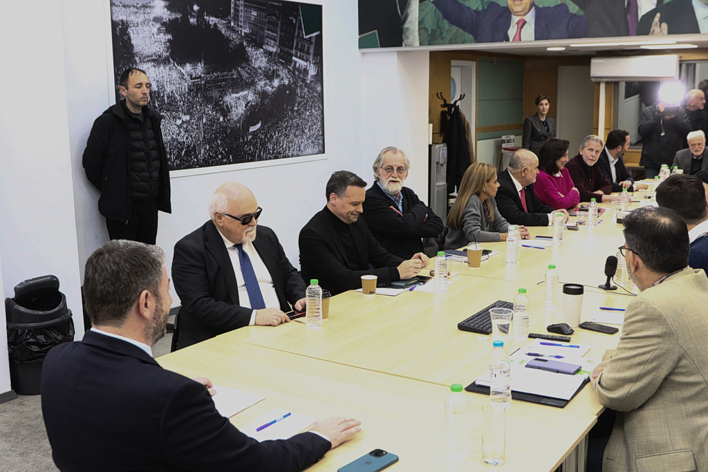 ΠΑΣΟΚ: Ή μονοιάζουν ή βουλιάζουν