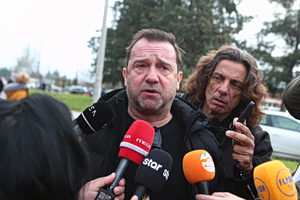 Ένταση στη δίκη για τα Τέμπη: «Θα σε σκίσω, αλήτη!» – «Πείτε τι μετέφερε το φορτίο!» φώναζαν οι συγγενείς