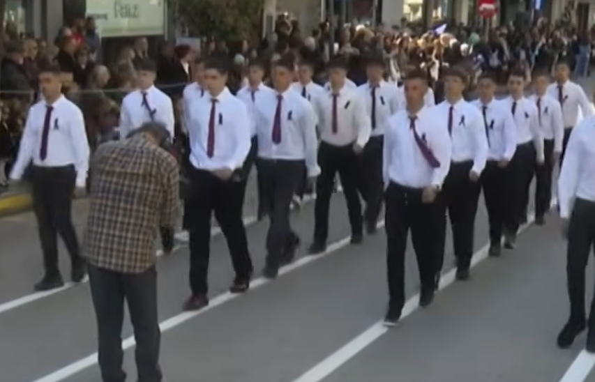Συγκίνηση στον Πύργο: Μαθητές παρέλασαν με μαύρες κορδέλες τιμώντας τον συμμαθητή τους που σκοτώθηκε σε πτώση