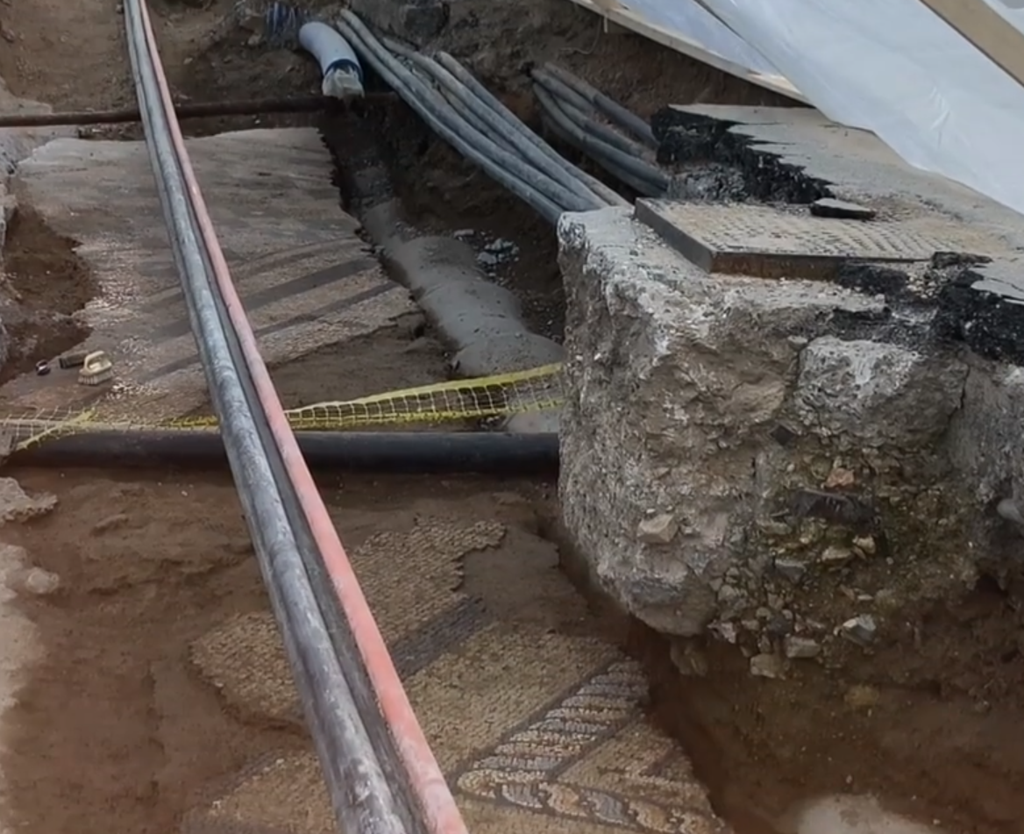 Στην καρδιά της Αθήνας αποκαλύφθηκε  αρχαίο ψηφιδωτό – Αιώνες ιστορίας κάτω από την άσφαλτο (βίντεο)