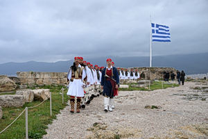 25η Μαρτίου: Η έπαρση της σημαίας από τον Ιερό Βράχο της Ακρόπολης – Βίντεο και φωτογραφίες