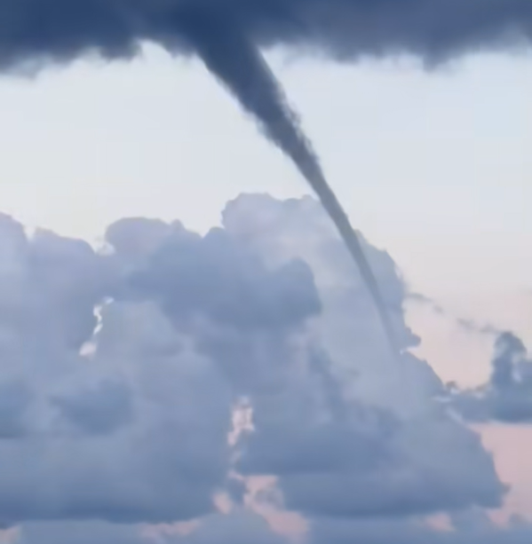 Η κακοκαιρία Erminio πλήττει τη Σάμο: Βίντεο με τον εντυπωσιακό  υδροστρόβιλο που σχηματίστηκε