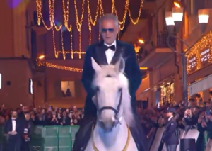 Φεστιβάλ Σαν Ρέμο: Casual είσοδος με τον Αντρέα Μποτσέλι πάνω σε άλογο (video)