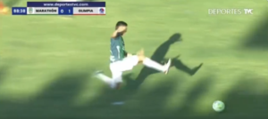 Σοκαριστικό τάκλιν στην Ονδούρα: Έριξε κάτω δύο αντιπάλους με μία κίνηση και αποβλήθηκε