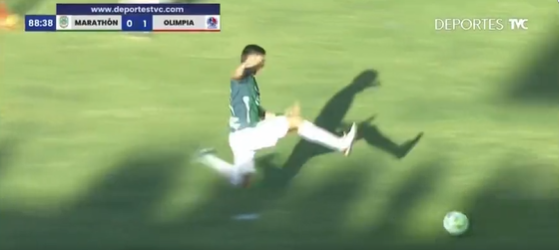 Σοκαριστικό τάκλιν στην Ονδούρα: Έριξε κάτω δύο αντιπάλους με μία κίνηση και αποβλήθηκε