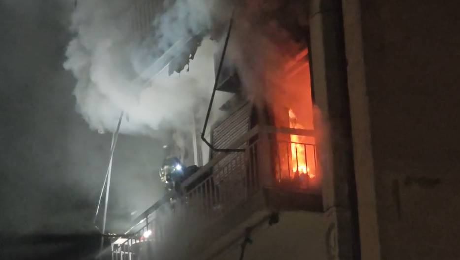 Πυρκαγιά σε διαμέρισμα στον Ταύρο – Χωρίς τις αισθήσεις του ανασύρθηκε ένας άνδρας