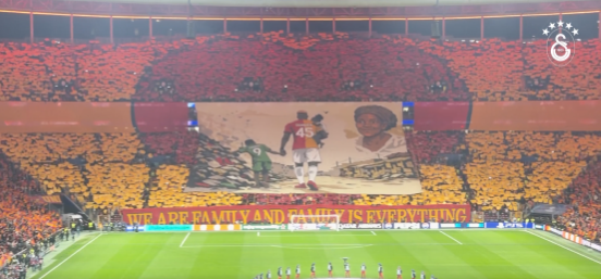 Συγκινητικές στιγμές πριν το Γαλατασαράι-Λίβερπουλ: Ο Βίκτορ Οσιμέν δάκρυσε με πανό για τη μητέρα του