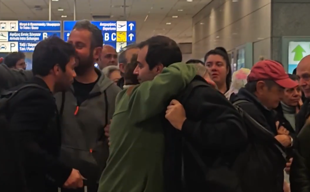 &laquo;&Kappa;&omicron;&upsilon;&rho;&alpha;&sigma;&tau;ή&kappa;&alpha;&mu;&epsilon; &nu;&alpha; &epsilon;&lambda;&pi;ί&zeta;&omicron;&upsilon;&mu;&epsilon;&raquo;: &Lambda;&upsilon;&tau;&rho;&omega;&tau;&iota;&kappa;ή &epsilon;&pi;&alpha;&nu;έ&nu;&omega;&sigma;&eta; &omicron;&iota;&kappa;&omicron;&gamma;έ&nu;&epsilon;&iota;&alpha;&sigmaf; &sigma;&tau;&omicron; &laquo;&Epsilon;&lambda;. &Beta;&epsilon;&nu;&iota;&zeta;έ&lambda;&omicron;&sigmaf;&raquo; &mu;&epsilon;&tau;ά &tau;&eta;&nu; &laquo;&omicron;&delta;ύ&sigma;&sigma;&epsilon;&iota;&alpha;&raquo; &sigma;&tau;&alpha; &Epsilon;&mu;&iota;&rho;ά&tau;&alpha;